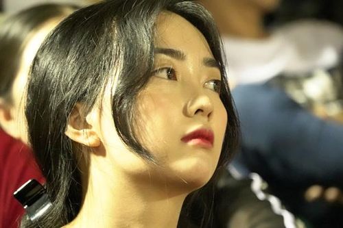 Bạn gái Hà Đức Chinh khoe sắc trong ngày người yêu ghi bàn