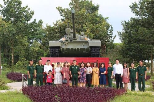 Thăm và giao lưu với cán bộ, chiến sĩ Trường Hạ sĩ quan xe tăng 1