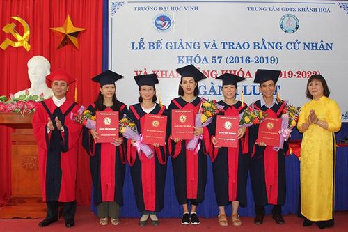Trao bằng tốt nghiệp cho 52 cử nhân Luật