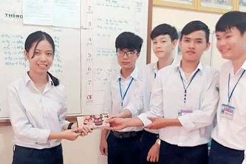 Tuyên dương những học sinh trả lại của rơi
