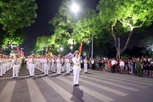 Màn diễu hành đặc sắc, tưng bừng đường phố Thủ đô