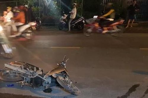 Ôtô bán tải 'cuốn' 4 xe máy, 4 người bị thương nặng