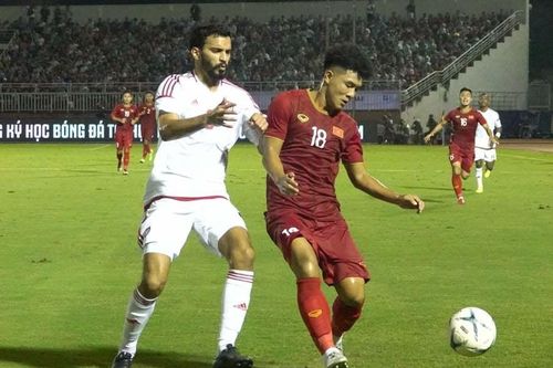 Hà Đức Chinh đánh đầu tung lưới U22 UAE, chấm dứt hơn 4 tháng tịt ngòi
