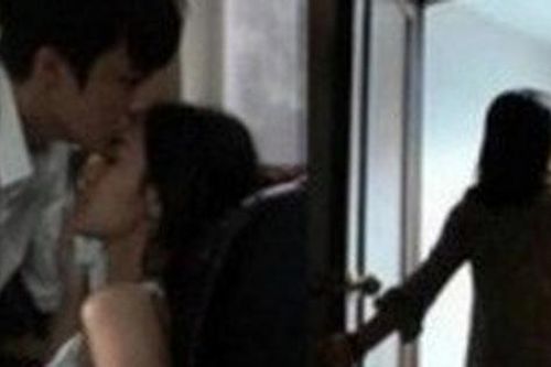 Chấp nhận cảnh chung chồng bởi sợ chồng nói là 'chó già giữ xương'
