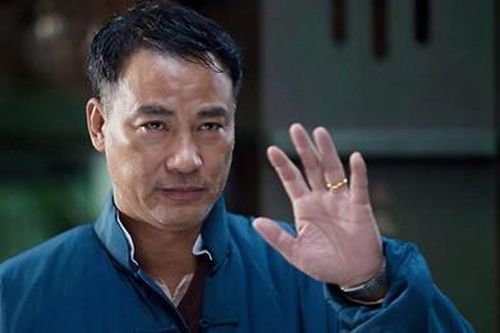 Nhậm Đạt Hoa được 10 vệ sĩ hộ tống sau vụ bị đâm