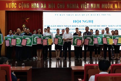 Quận Hai Bà Trưng: 22 cơ sở sản xuất kinh doanh được gắn biển đủ điều kiện an toàn thực phẩm