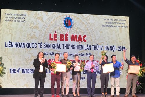 Sân khấu vượt lên từ những 'phép thử'