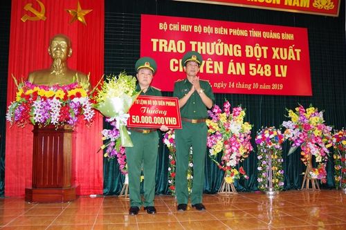 Trao thưởng 80 triệu cho Ban chuyên án triệt phá đường dây vận chuyển 100 nghìn viên ma túy