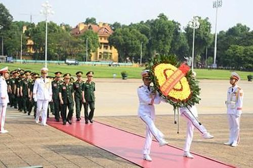 Đoàn đại biểu Đại hội Thi đua Quyết thắng Tổng cục Chính trị báo công dâng Bác