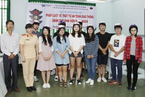 Tuyên truyền luật giao thông cho sinh viên người nước ngoài