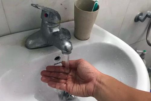 Nước chung cư Hà Nội bốc mùi lạ: Dư lượng clo nguy hiểm sức khỏe thế nào?