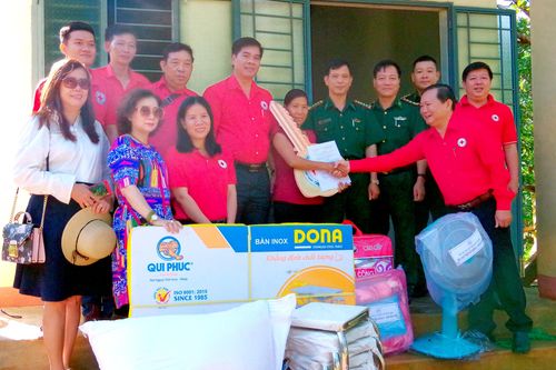 Bàn giao nhà tình thương cho hộ nghèo biên giới Gia Lai