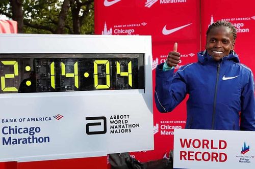 Chân chạy người Kenya phá kỷ lục thế giới marathon tồn tại 16 năm