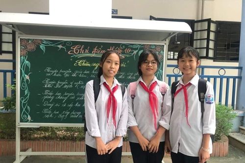 Hà Nội: Ba học sinh lớp 8 nhặt được 50 triệu đồng nộp cho công an
