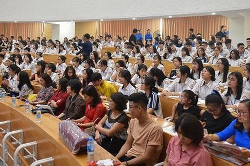 Hơn 200 học sinh Nam Định tham gia trải nghiệm Đại học – định hướng tương lai