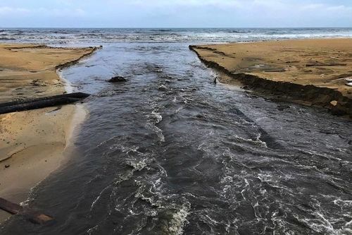 Dòng nước đen ngòm, bốc mùi cuồn cuộn xả thẳng ra biển Đà Nẵng