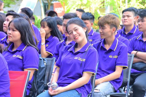 Ngày khai giảng, sinh viên bất ngờ được thông báo giảm 40% học phí