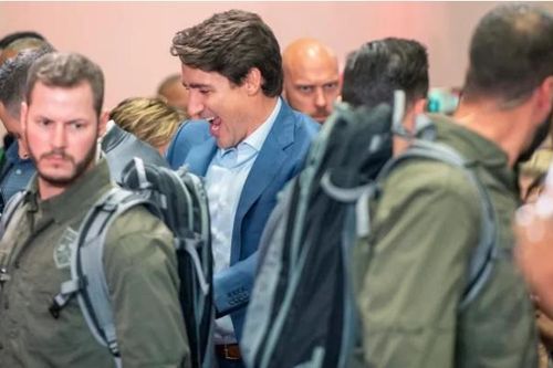 Thủ tướng Canada mặc áo chống đạn đi vận động tranh cử
