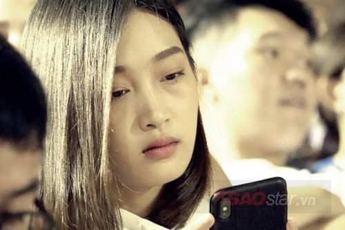 Nàng thơ Juky San mải mê bấm điện thoại khi đi xem U22 Việt Nam