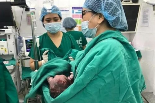 Lần đầu điều trị vô sinh bằng nong vòi tử cung bị tắc qua nội soi