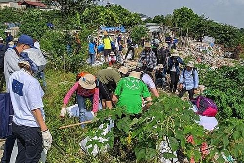 Chiến dịch làm sạch rác khu vực sông Hồng và cầu Long Biên