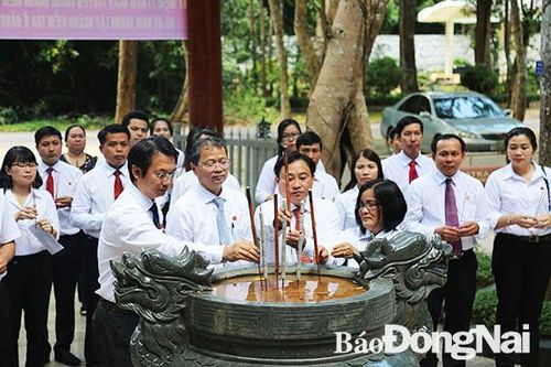 Đoàn cán bộ Ủy ban Kiểm tra Tỉnh ủy về nguồn tại Di tích Trung ương Cục miền Nam