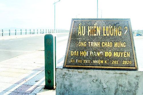 Cần chỉnh trang bảng tên cầu