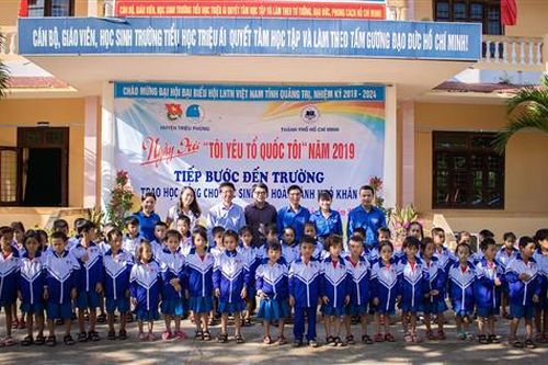 Trao 250 chiếc áo ấm và học bổng cho các em học sinh