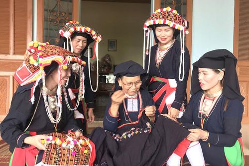 Tinh hoa nghề thêu thổ cẩm ở Đồng Khuân