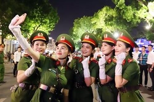 Ngẩn ngơ trước những 'đóa hồng' của Đoàn nghi lễ CAND bên Hồ Gươm