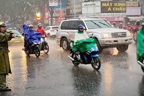 Lực lượng CSGT chủ động đảm bảo ATGT trong mùa mưa bão