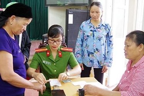 Tuyên truyền, cấp CMND lưu động cho bà con vùng cao