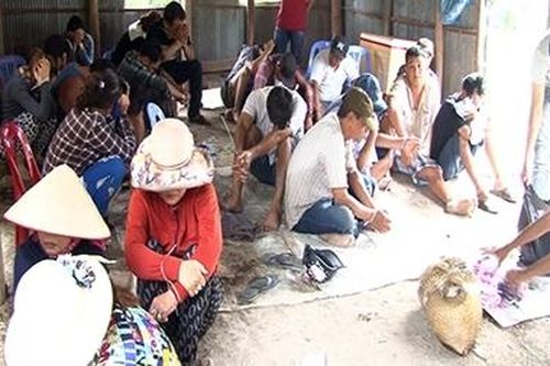 Phút bàng hoàng của hàng chục con bạc đang say sưa sát phạt trong căn nhà hoang