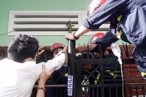 Lính cứu hỏa giải thoát người đàn ông bị hàng rào sắt đâm xuyên tay