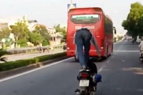 Xử phạt người đàn ông chạy xe máy 'diễn xiếc' trên đường phố