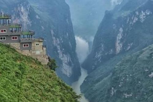 Đề nghị cải tạo công trình trái phép trên Mã Pì Lèng thành điểm dừng chân ngắm cảnh