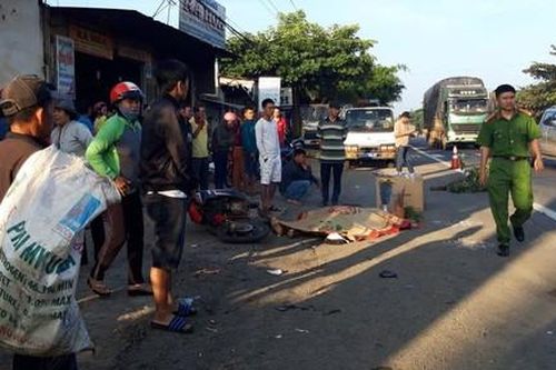 Hai xe máy tông nhau lúc rạng sáng, 2 người thương vong