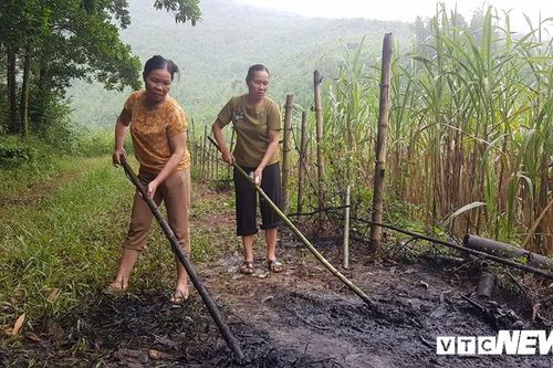 Cận cảnh con suối đen sì gần nhà máy nước sạch sông Đà bị 'đầu độc' bởi dầu thải