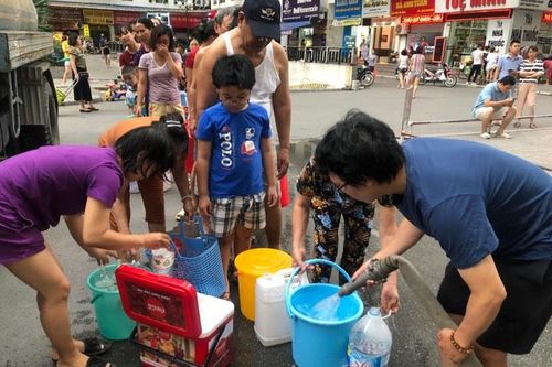 Nước sinh hoạt có mùi lạ: Lấy thêm 8 mẫu nước để xét nghiệm