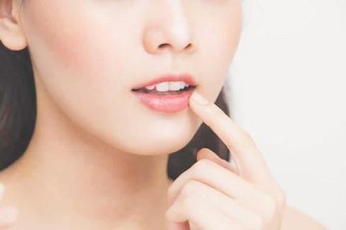 10 dấu hiệu liên quan đến sức khỏe từ thay đổi bất thường trên đôi môi