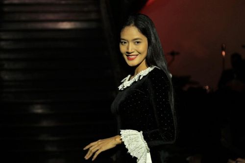 'Thay vì ném đá, hãy thông cảm cho ca sĩ Mỹ mặc áo dài không quần'