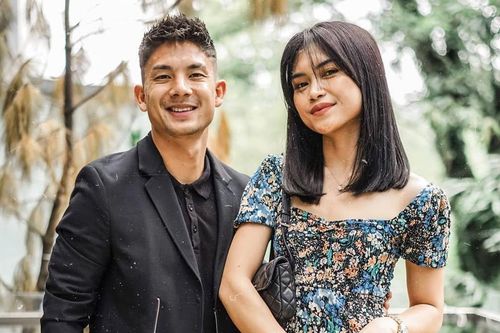 Tiền vệ Indonesia vừa cầu hôn thành công bạn gái có nhan sắc nóng bỏng