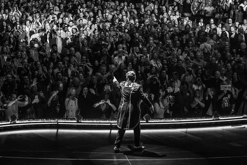 Elton John 'bóc trần' quá khứ đen tối và con đường vinh quang gai góc