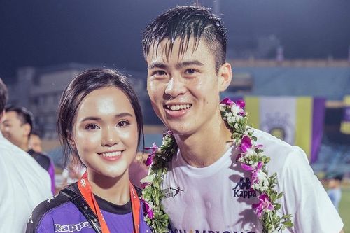 Chị gái, người yêu chúc mừng Duy Mạnh mở tỷ số cho đội nhà