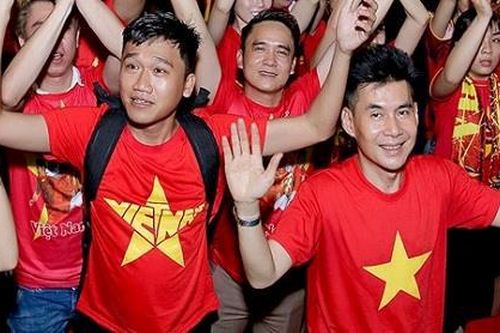 Dàn nghệ sĩ ăn mừng chiến thắng của đội tuyển Việt Nam