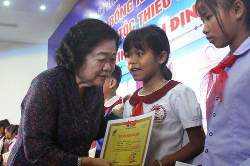 Nguyên Phó Chủ tịch nước Trương Mỹ Hoa trao 110 suất học bổng Vừ A Dính