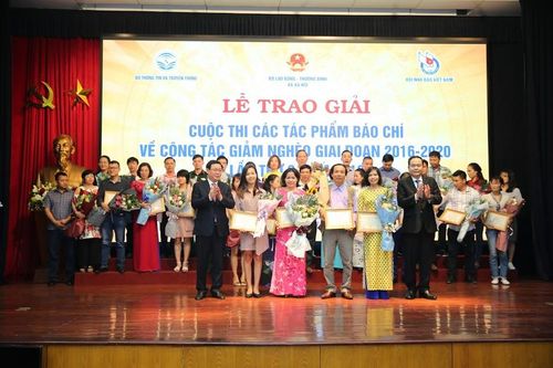 Trao giải cuộc thi báo chí viết về giảm nghèo năm 2019