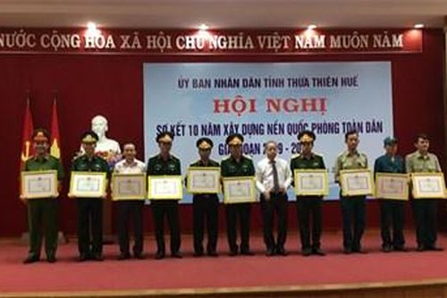 Khen thưởng 20 tập thể và cá nhân đạt thành tích cao trong xây dựng nền quốc phòng toàn dân