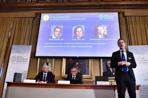Nghiên cứu về giảm thiểu nghèo đói đoạt giải Nobel Kinh tế 2019