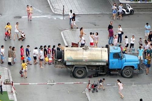 Nước sạch ở Thủ đô có mùi lạ, người dân rồng rắn xếp hàng lấy nước